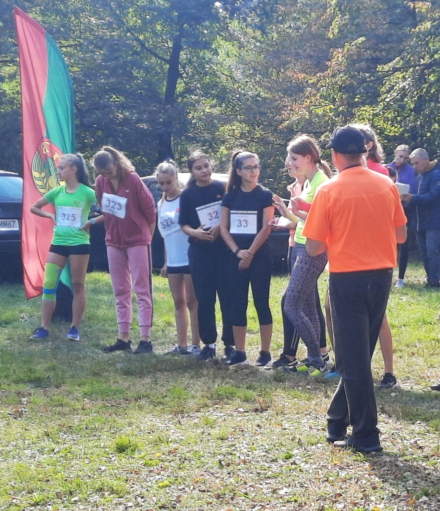 Uczniowie szkoły w Bujnach na linii startu w zawodach