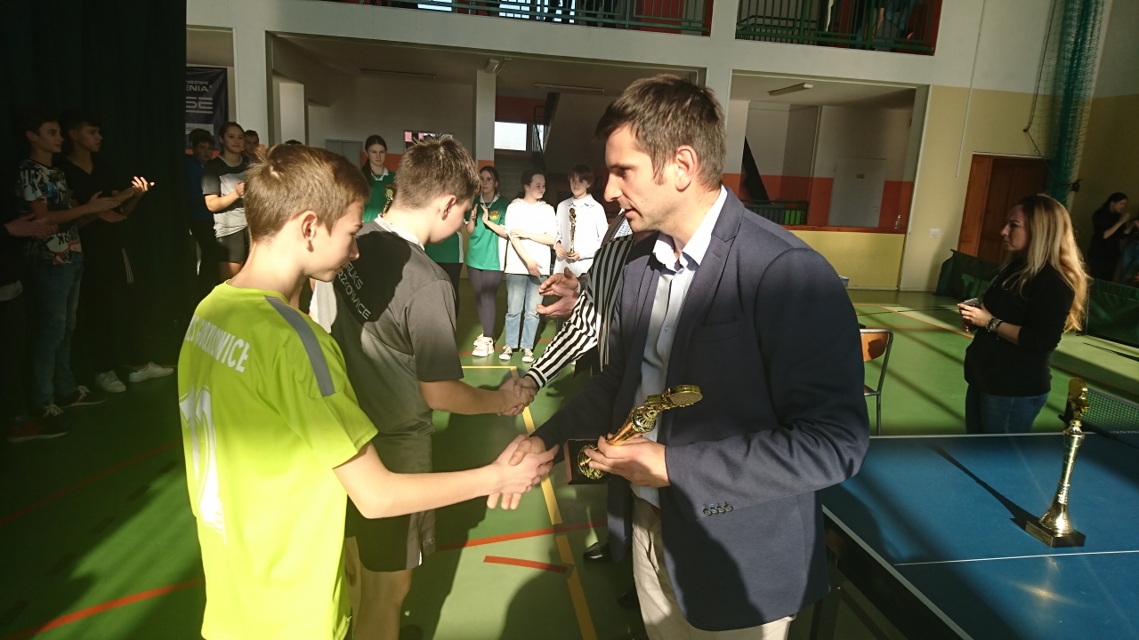 Nagrody najlepszym drużynom wręczył Członek Zarządu Powiatu Oskar Kuliński