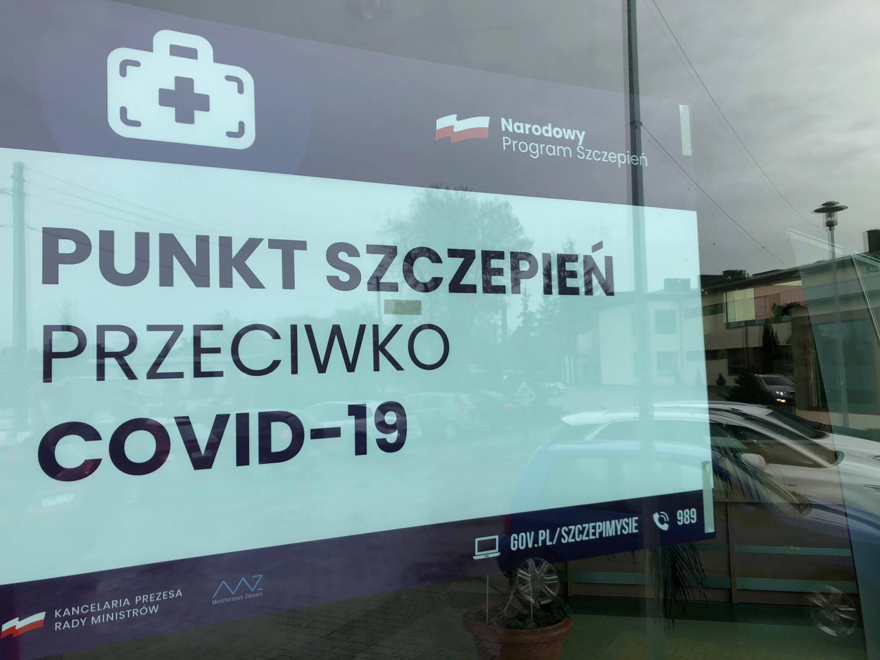 Oznaczenie punktu szczepien przeciw COVID - 19 w Moszczenicy