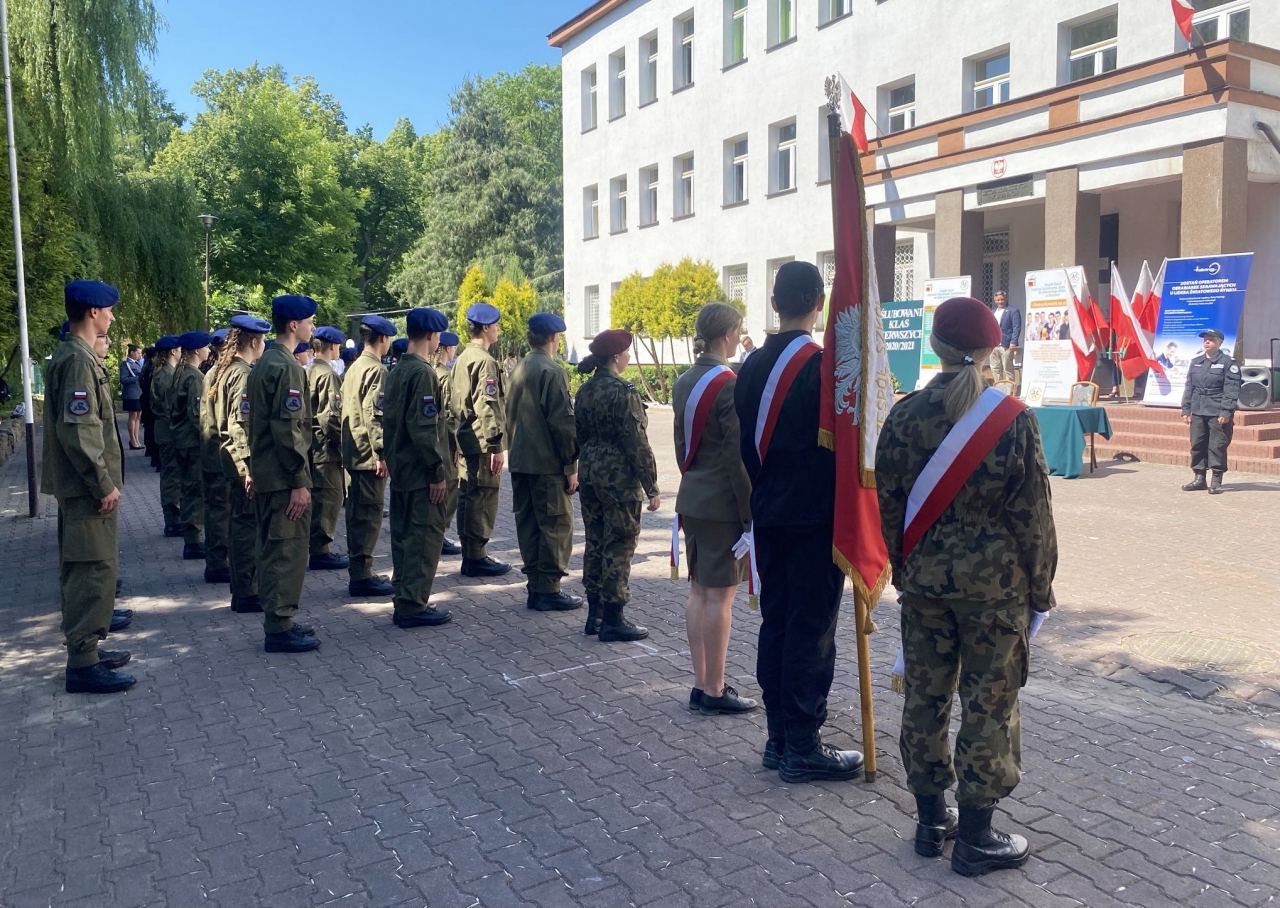 Miasto Powiatowe Między Częstochową A Piotrkowem Trybunalskim Starostwo Powiatowe w Piotrkowie Trybunalskim - Ślubowanie klas pierwszych