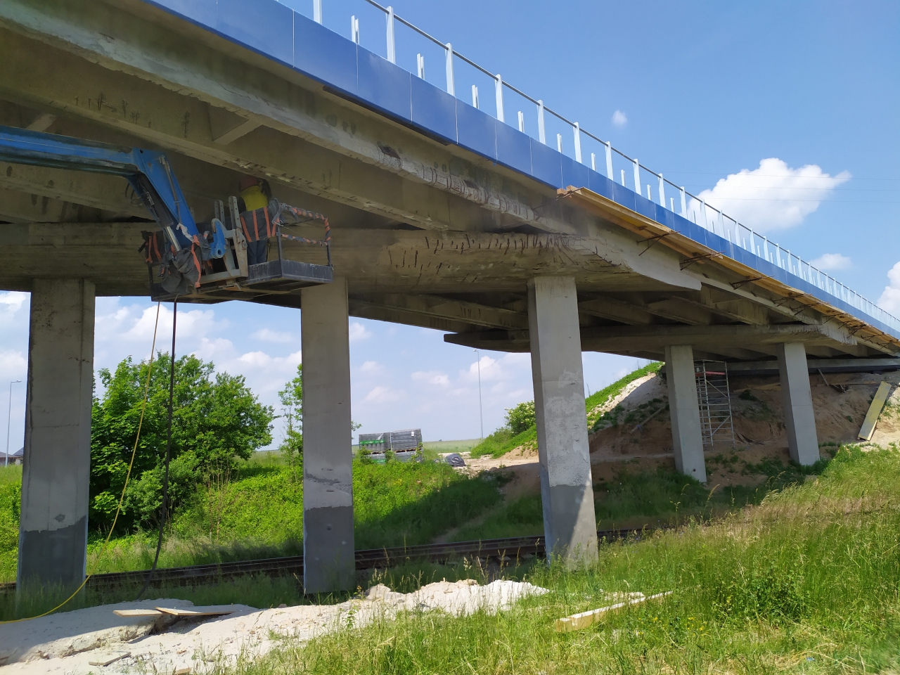 Remontowany wiadukt na torami w miejscowości Siomki