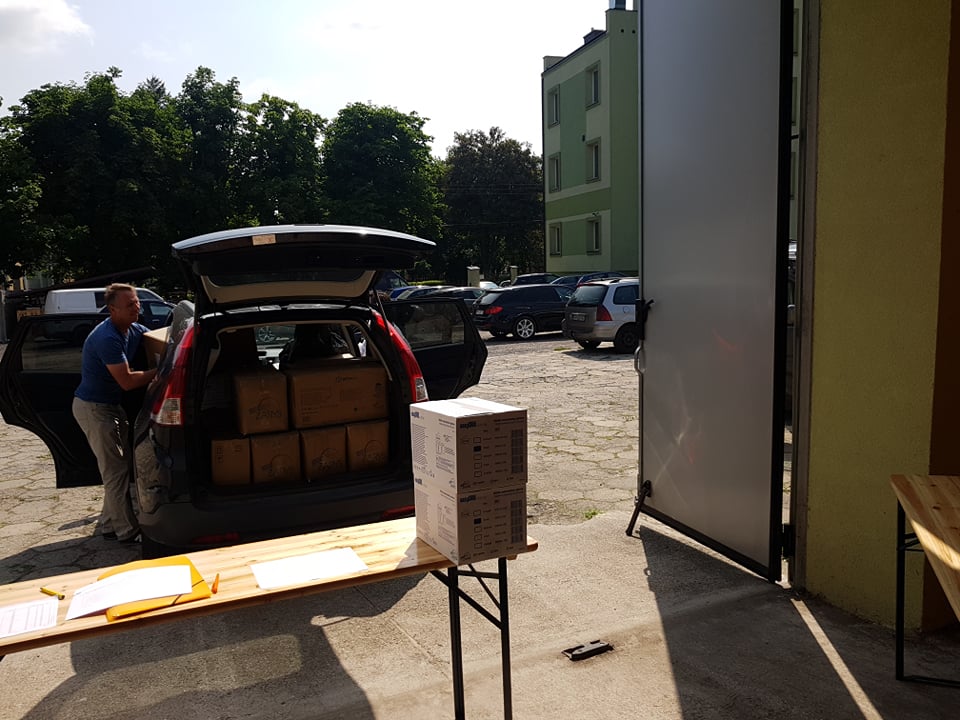 Środki zostały spakowane w samochód i zostaną dostraczone do POZ