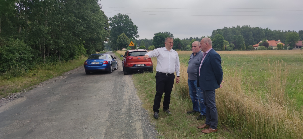 Starosta Powiatu Piotr Wojtysiak wraz z dyrektorem ZDP Zbigniewem Starostą stoi przy planowanej do remontu drodze powiatowej Łazy Duże - Milejów