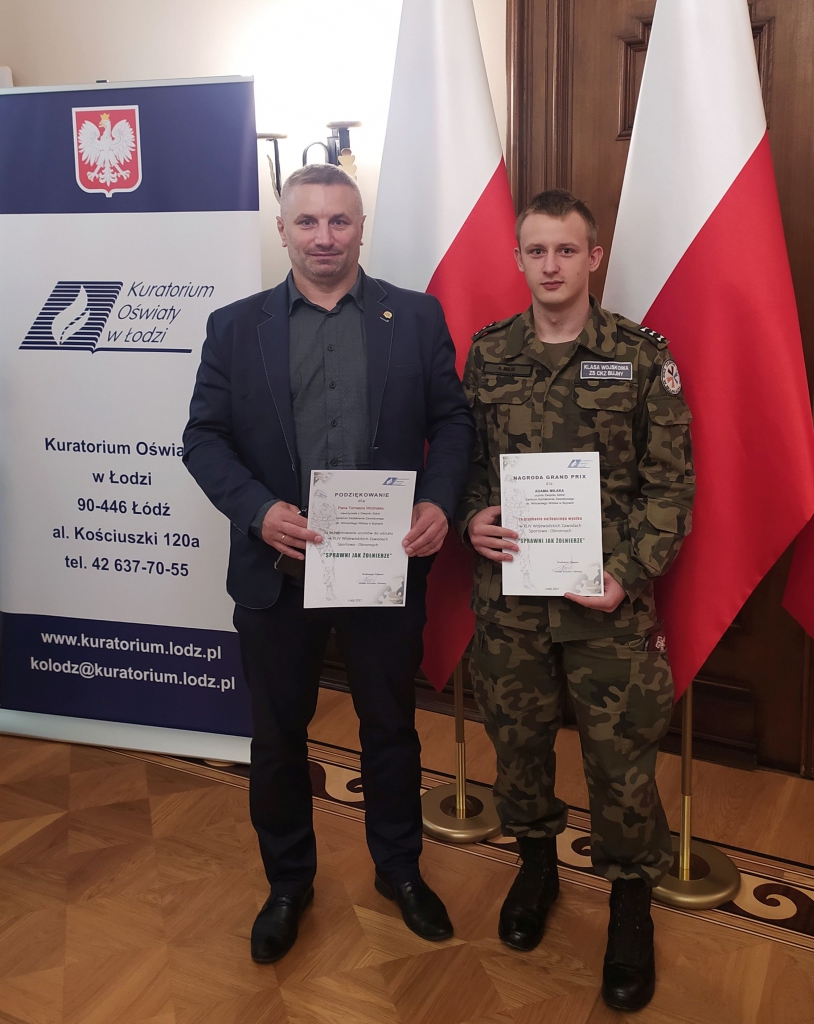 Dwie osoby stoją wewnatrz budynku.