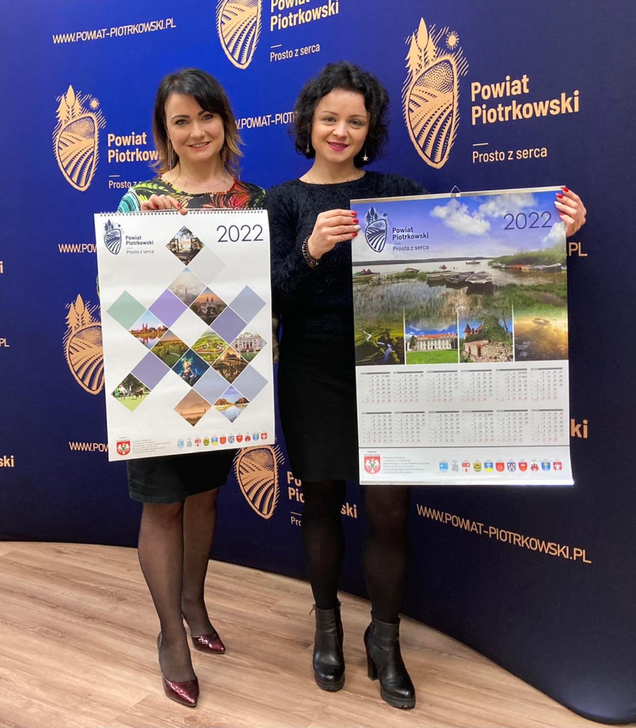 Pracownicy Starostwa prezentują kalendarze powiatowe na 2022 rok