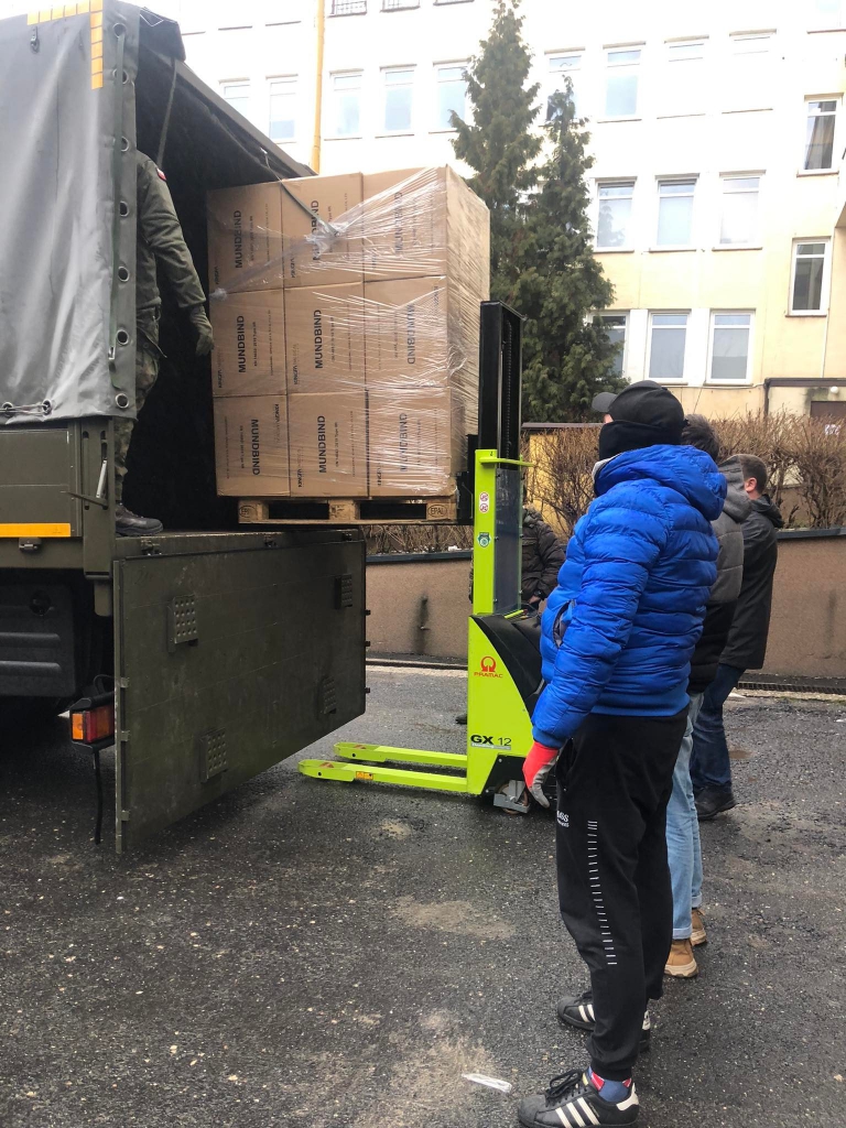 Rozładunek materiałów ochronnych przed siedzibą Starostwa Powiatowego w Piotrkowie