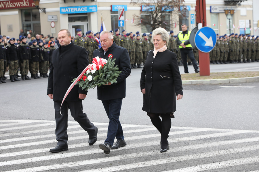 Cezary Misztela, Bernard Matyszewski i Elżbieta Ościk przed Grobem Nieznanego Żołnierza w Piotrkowie 