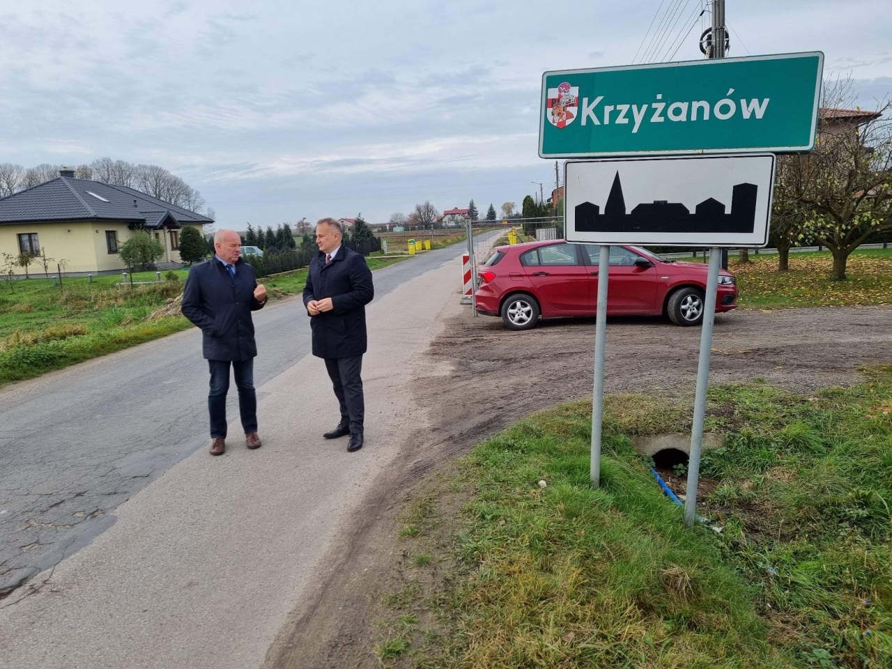 Starosta Powiatu Piotr Wojtysiak wraz Dyrektorem ZDP Zbiniewem Starostą na drodze powiatowej Siomki - Glina