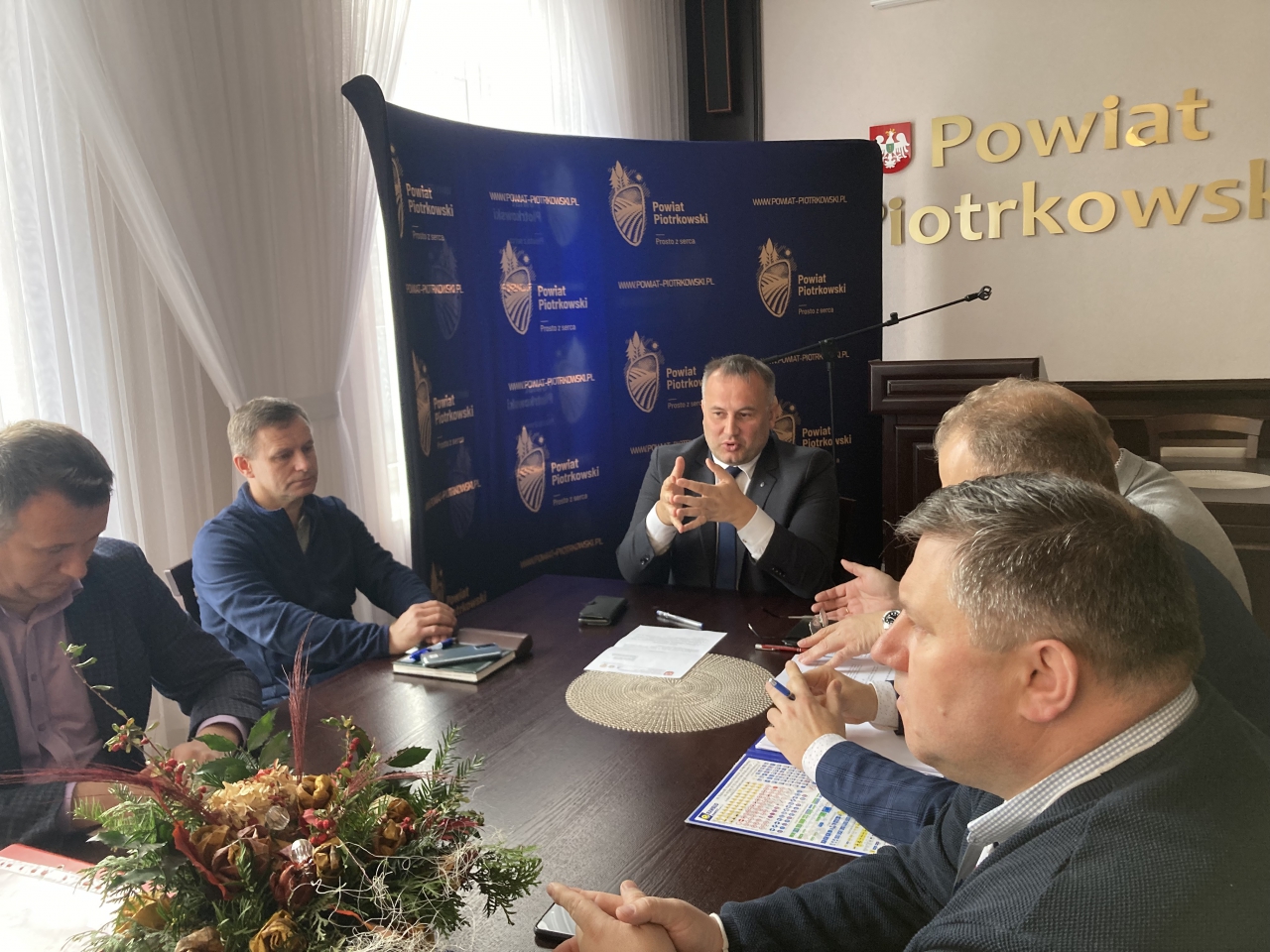 Starosta Piotr Wojtysiak wraz z uczestnikami spotkania w sali konferencyjnej Starostwa Powiatowego w Piotrkowie Trybunalskim