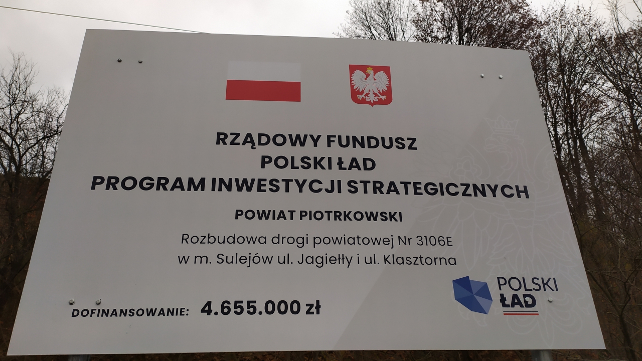 Tablica informacyjna dotycząca dofinansowania modernizacji drogi z Polskiego Ładu