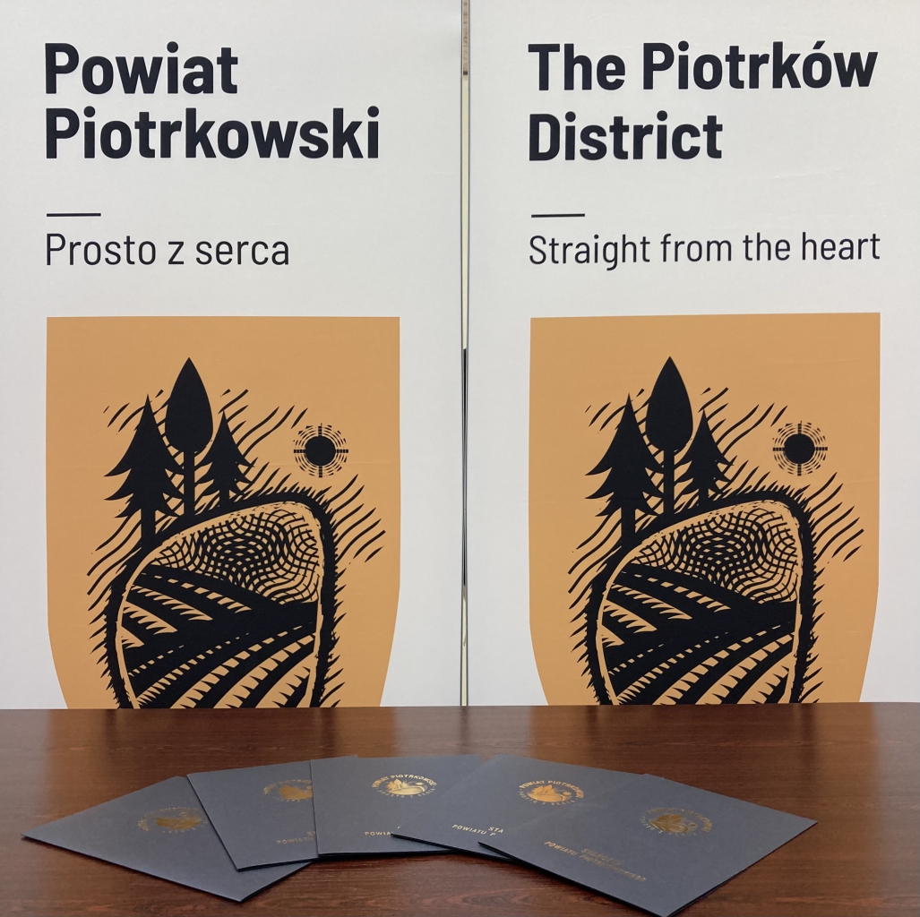 Sala konferencyjna Starostwa W tle napis Powiat Piotrkowski Prosto z serca, The Piotrkow District Straight from the heart