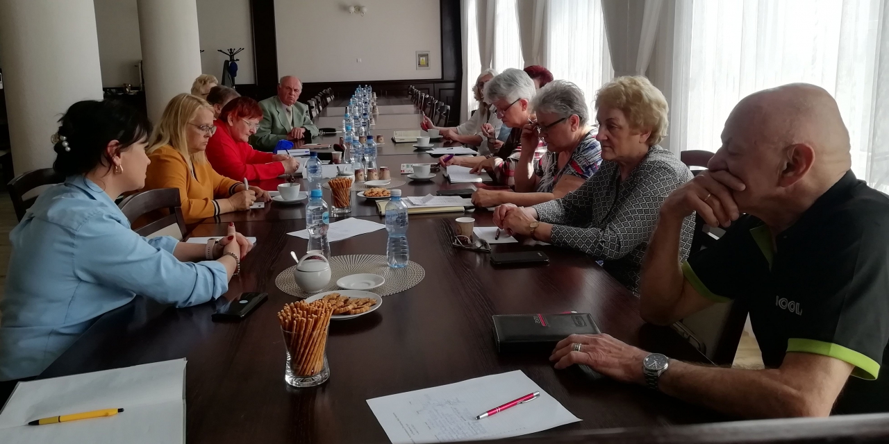 Członkowie Powiatowej Rady Seniorów podczas posiedzenia w Starostwie Powiatowym w Piotrkowie 