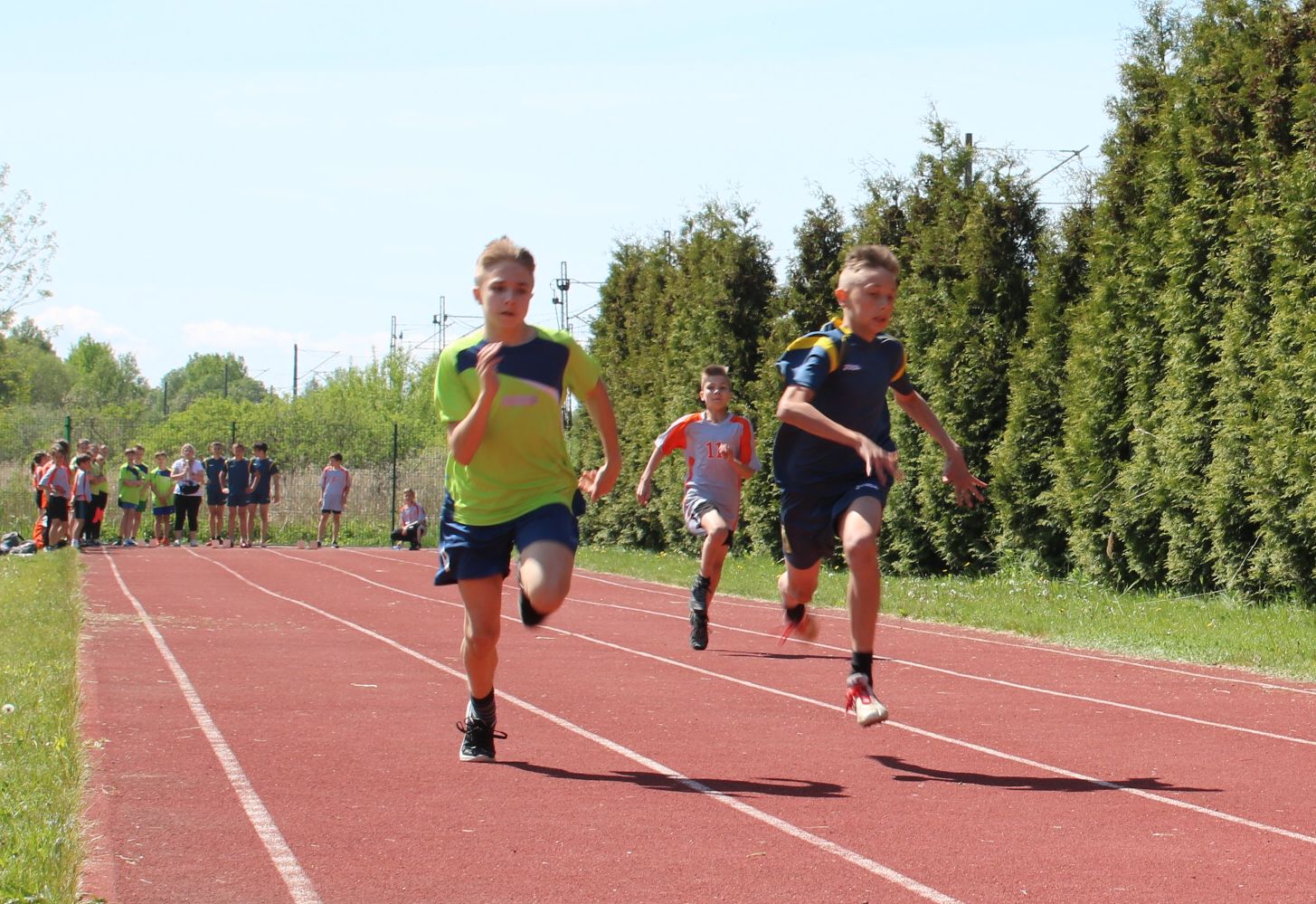 Zawodnicy biegną w biegu na 60 metrów