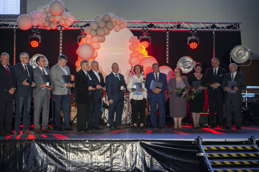 Laureaci Złotego Medalu Pamiątkowego Zasłużony dla Ziemi Piotrkowskiej na scenie podczas Gali Kobiet Wyjątkowych i Gali Samorząduw Moszczenicy