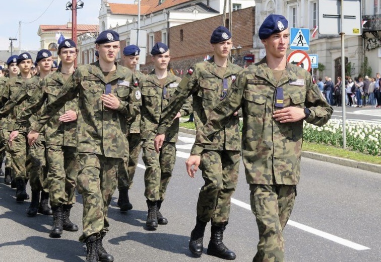 Uczniowie klas mundurowych podczas defilady z okazji 3 maja w Piotrkowie