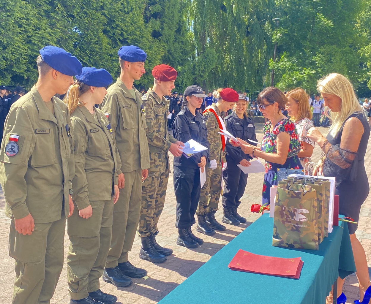 Uroczyste pożegnanie uczniów szkoły, którzy rozpoczynają wakacje