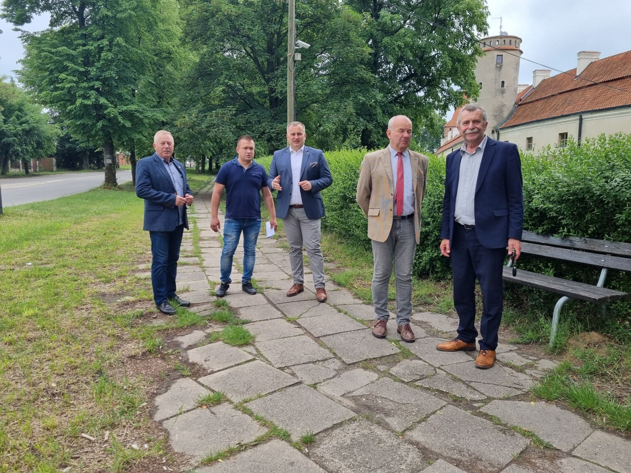 Starosta Wojtysiak wraz Przewodniczącym Rady i Burmistrzem Sulejowa oglądają odcinek ul. Klasztornej w Sulejowie, który zostanie przebudowany