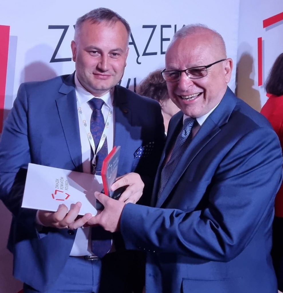 Starosta Wojtysiak odbiera statuetkę z rąk przewodniczącego Związku Powiatów Polskich