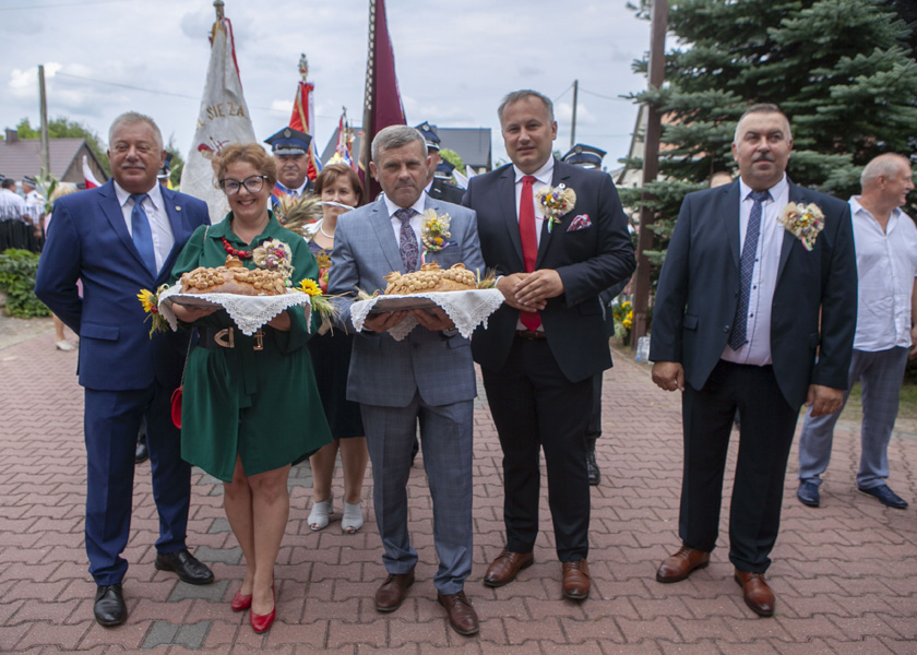 Starostowie Dożynkowi Małgorzata Woźnica i Janusz Terka wraz ze Starostą Powiatu Piotrem Wojtysiakiem, Przewodniczącym Rady Powiatu Bernardem Matyszewskim oraz Wójtem Gminy Łęki Szlacheckie Piotrem Łącznym