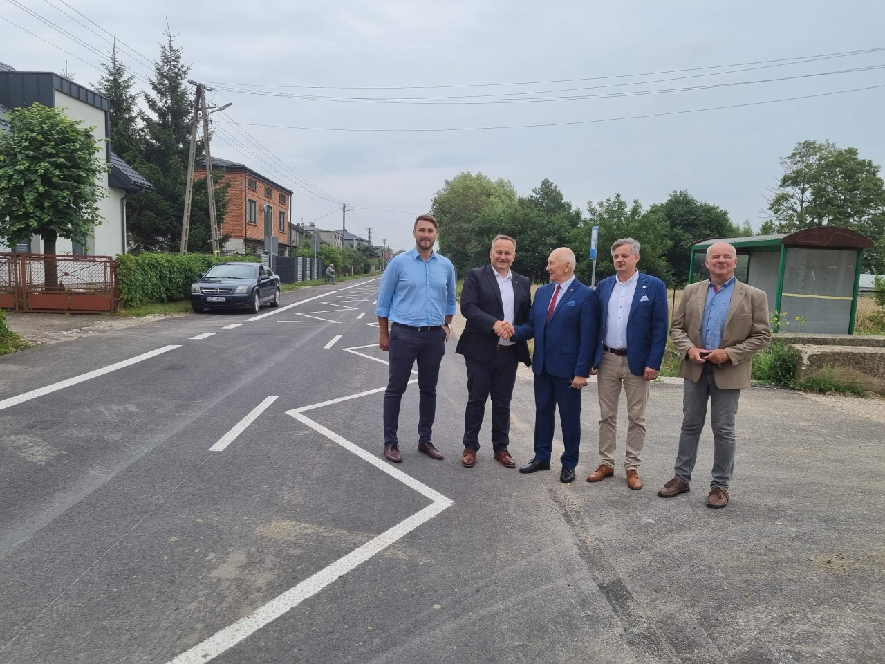 Starosta Piotr Wojtysiak, Wicestarosta Dariusz Magacz, Dyrektor Zarządu Dróg Powiatowych w Piotrkowie Trybunalskim Zbigniew Starosta, pracownik Zarządu Dróg Bartłomiej Masiarek oraz Wójt Gminy Moszczenica Marceli Piekarek.