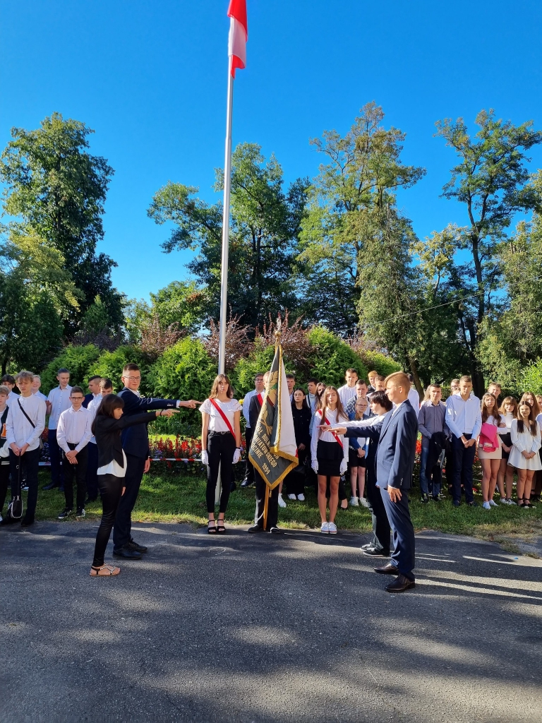 Uczniowie klas pierwszych składają ślubowanie