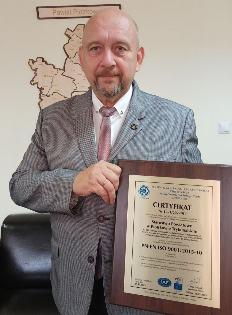 Sekretarz Powiatu Ireneusz Czerwiński z Certyfikatem ISO wydanym przez Polską Izbę Handlu Zagranicznego.