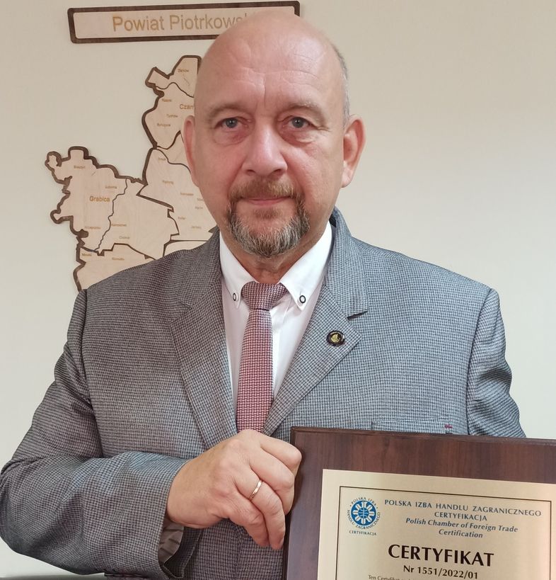 Sekretarz Powiatu Ireneusz Czerwiński z Certyfikatem ISO wydanym przez Polską Izbę Handlu Zagranicznego.