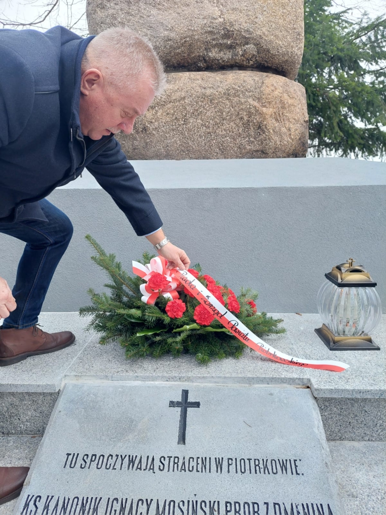 Przewodniczący Rady Bernard Matyszewski składa wiązankę na grobie Powstańców Styczniowych na cmentarzu w Piotrkowie Trybunalskim.