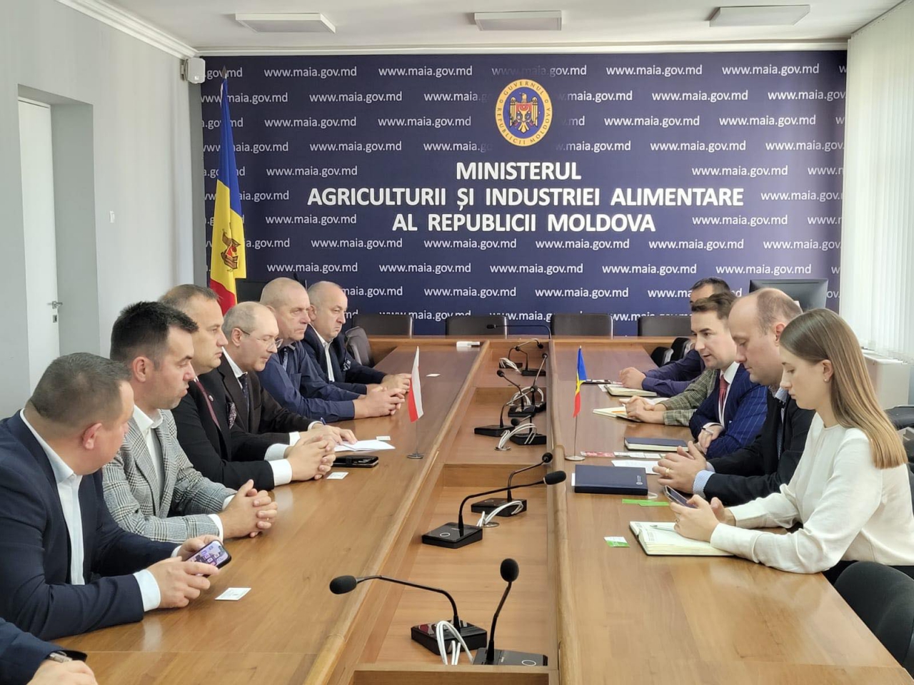 Starosta Powiatu wraz z uczestnikami wydarzenia siedzi na spotkaniu w mołdawskim ministerstwie rolnictwa