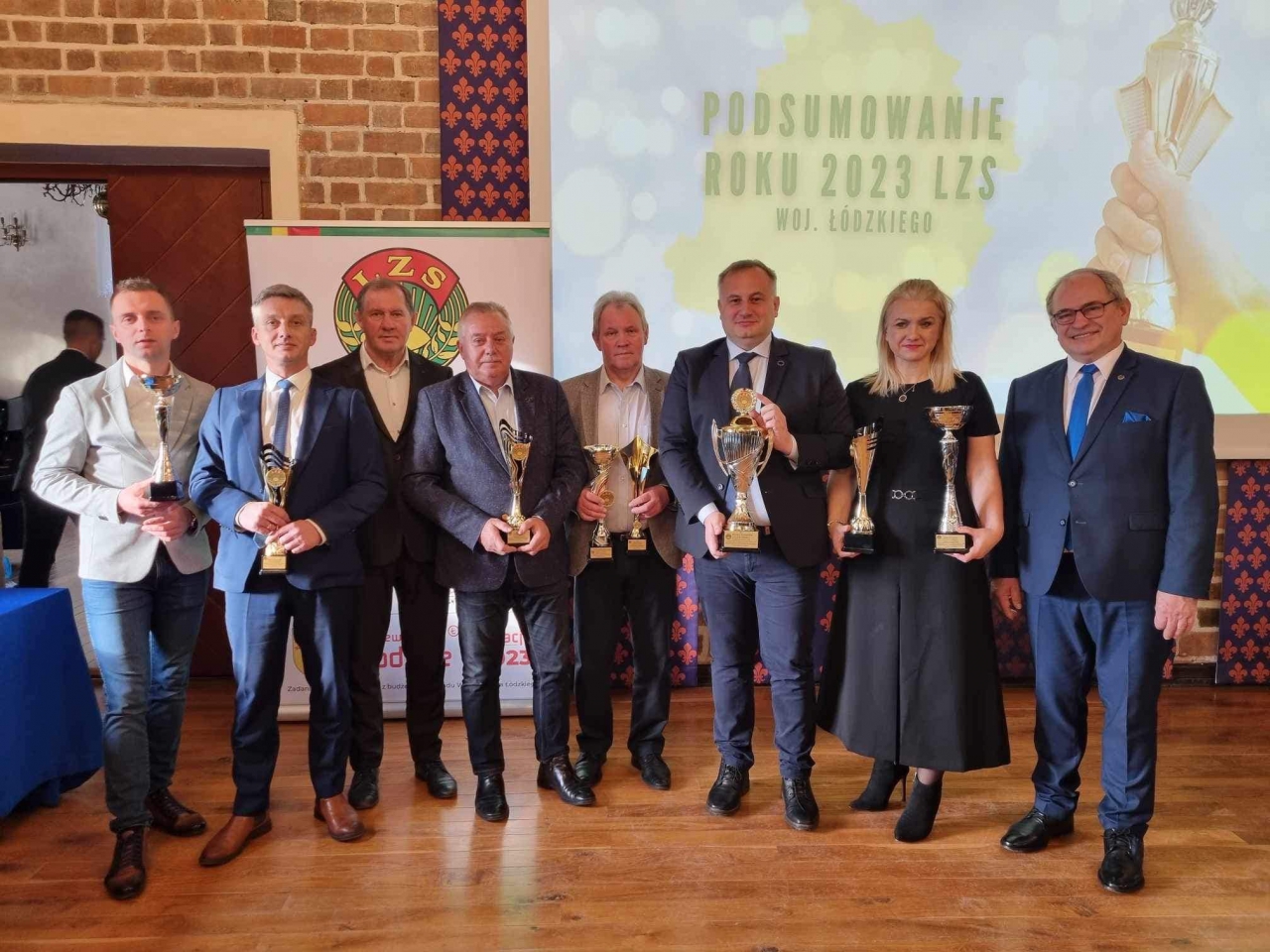Zwycięzcy sportowej rywalizacji z pucharami