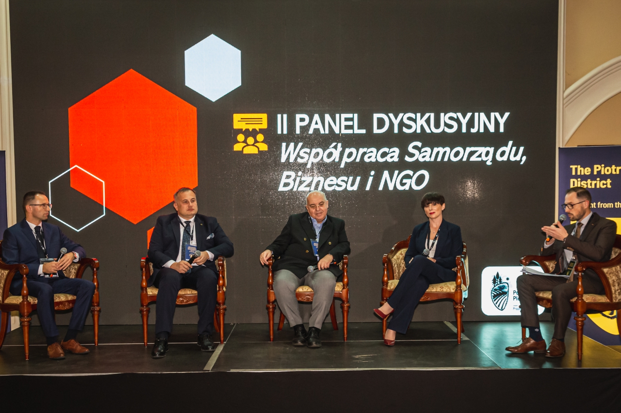 Uczestnicy forum podczas panelu dyskusyjnego