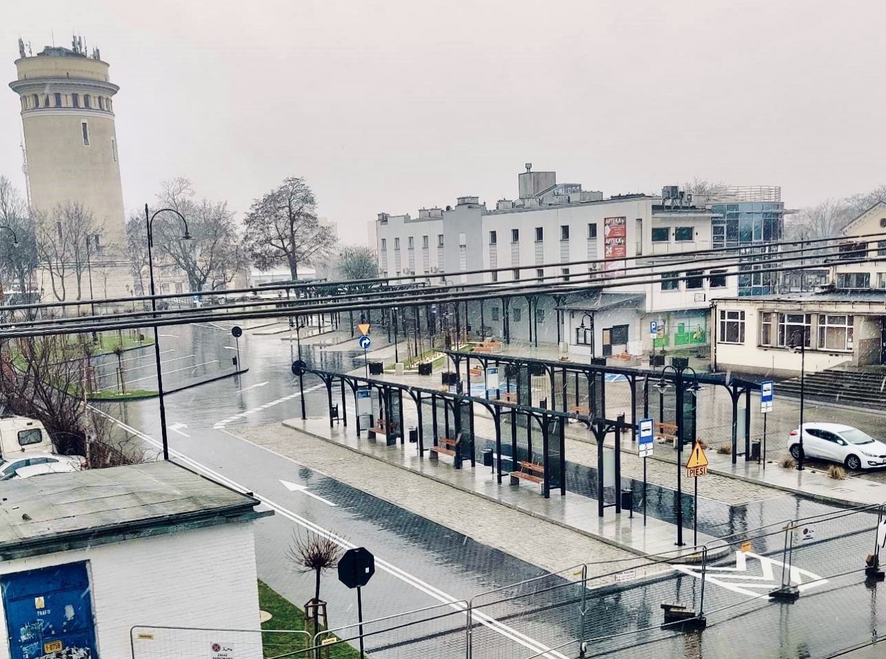Powiatowe Centrum Przesiadkowe Piotrków Trybunalski po zakończeniu I etapu inwestycji widziane z lotu ptaka. W tle Wieża Ciśnień.