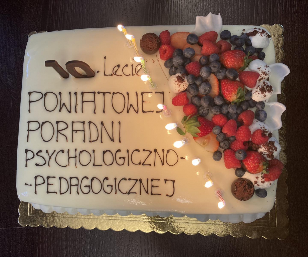 Tort z owocami z napisem 10 lecie Powiatowej Poradni Psychologiczno - Pedagogicznej.
