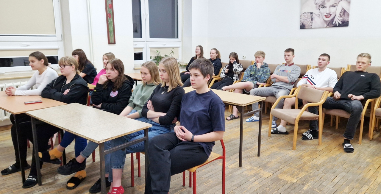 Sala pełna młodzieży szkolnej, przuysłuchują się wykładowcom spotkania