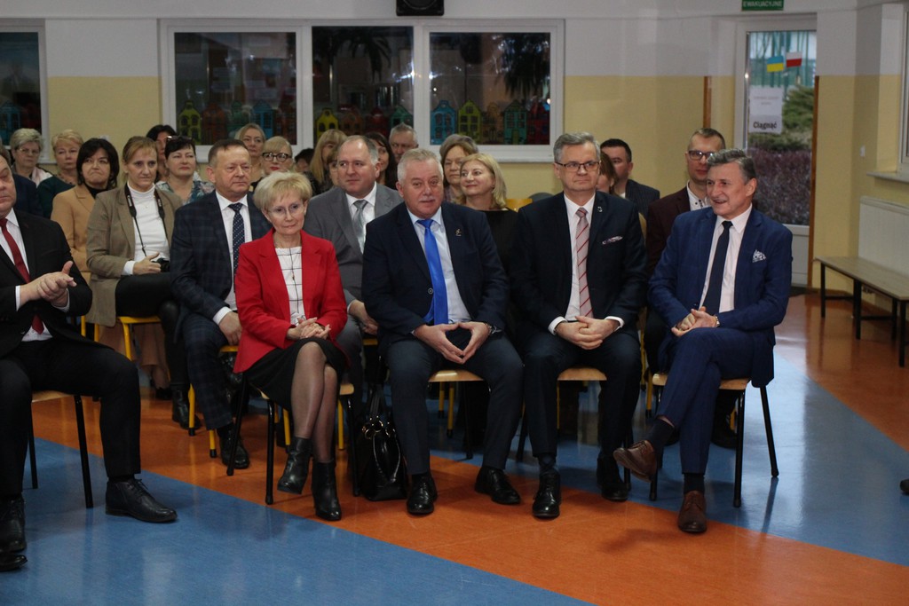 Przedstawiciele Powiatu piotrkowskiego znajdują sie w pomieszczeniu, w którym odbywa się uroczystość.