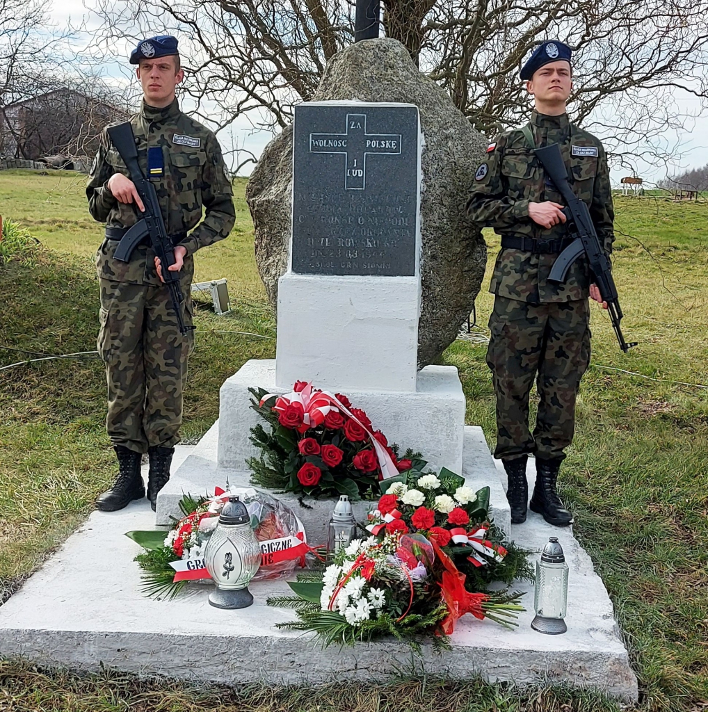 uczniowie szkoły, warta honorowa pod pomnikiem, 