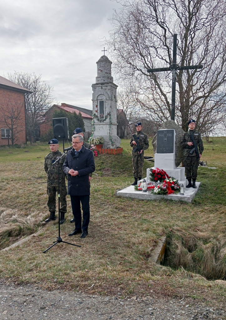 przemowa Wicestarosty Powiatu Piotrkowskiego Dariusza Magacza, w tle pomnik poległych mieszkańców 