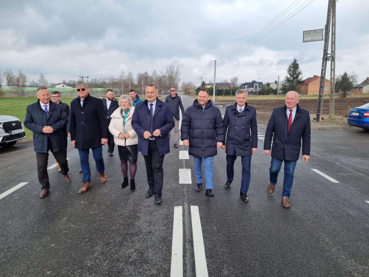 Przedstawiciele Powiatu Piotrkowskiego na czele ze Starostą Piotrem Wojtysiakiem znajdują się na drodze powiatowej Studzianki - Golesze Duże.