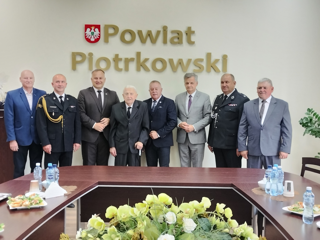 Władze powiatu i odznaczeni medalami