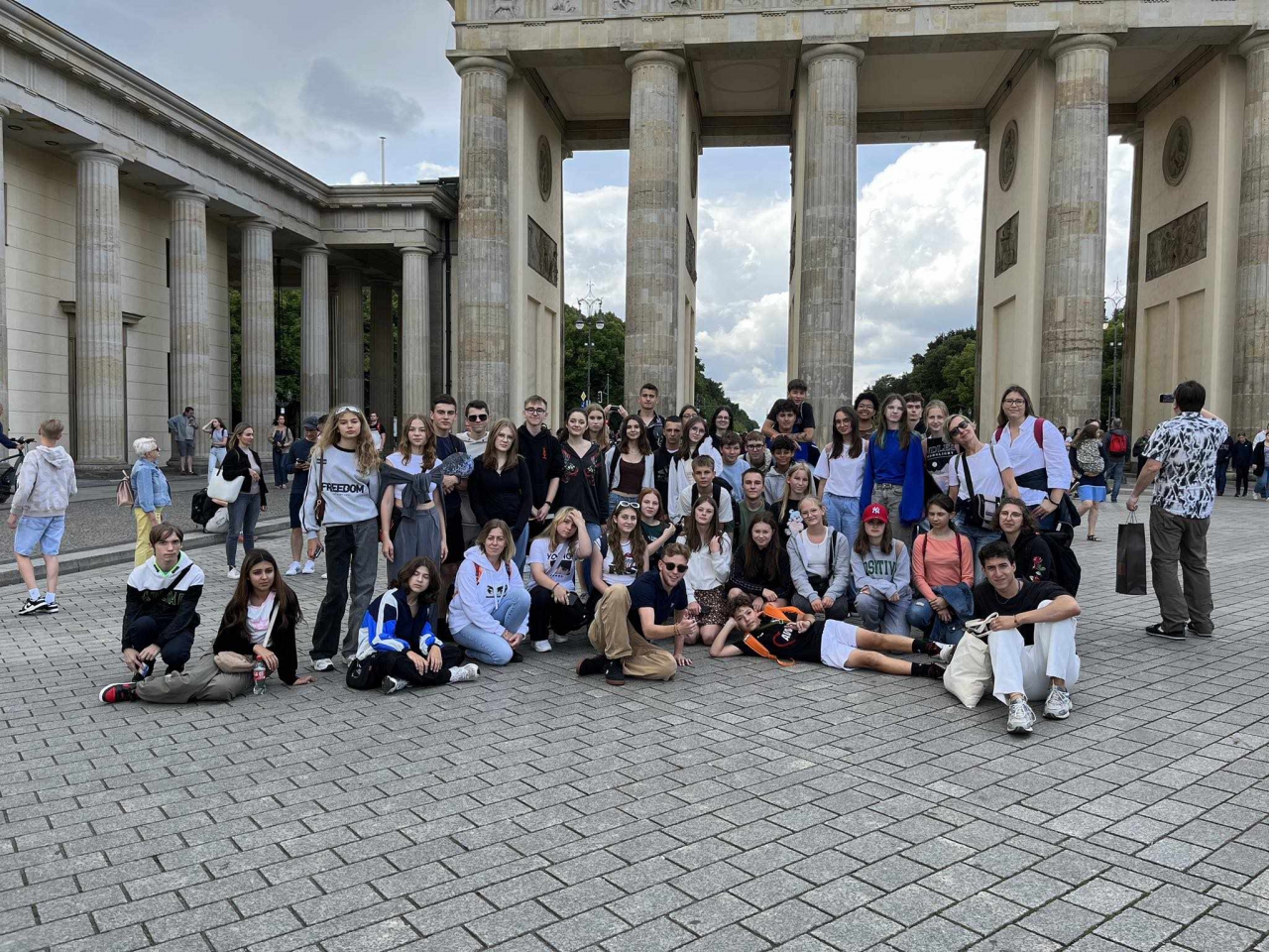 Uczetnicy warsztatów w Niemczech. W tle kamienne kolumny