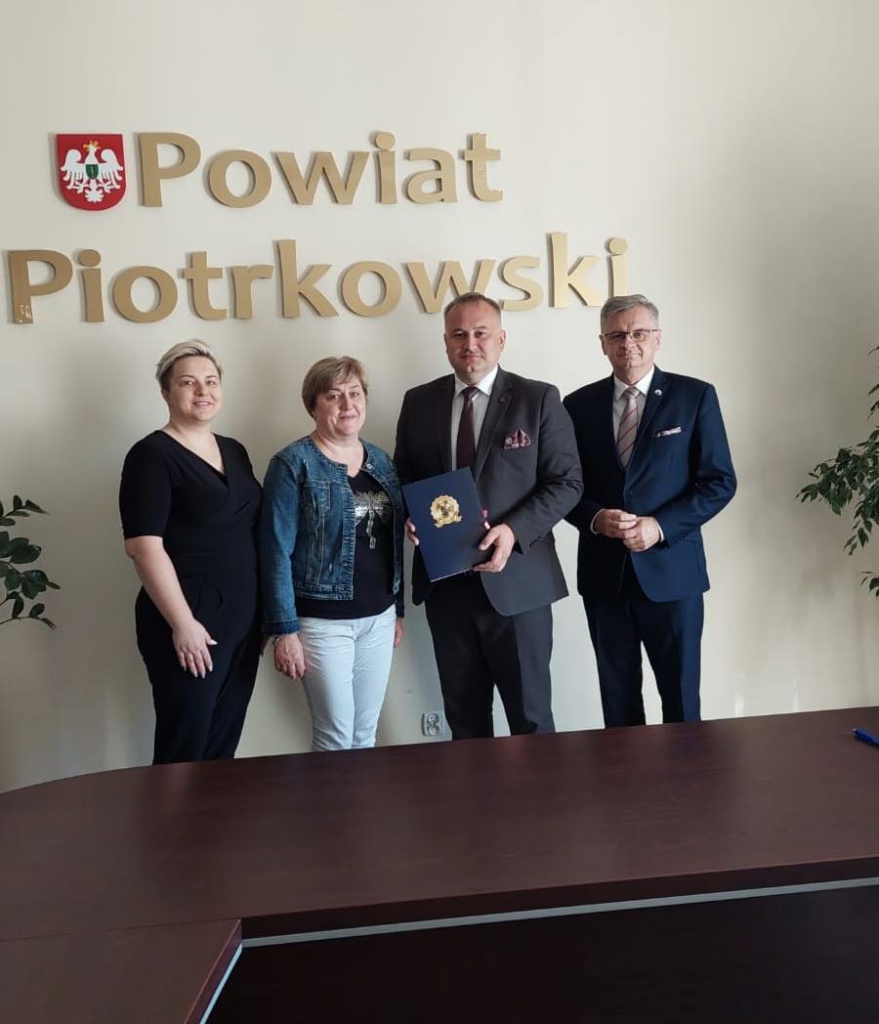 Władze Powiatu i Stowarzyszenia znajdują się w Sali konferencyjnej Starostwa. W tle napis Powiat Piotrkowski oraz herb Powiatu