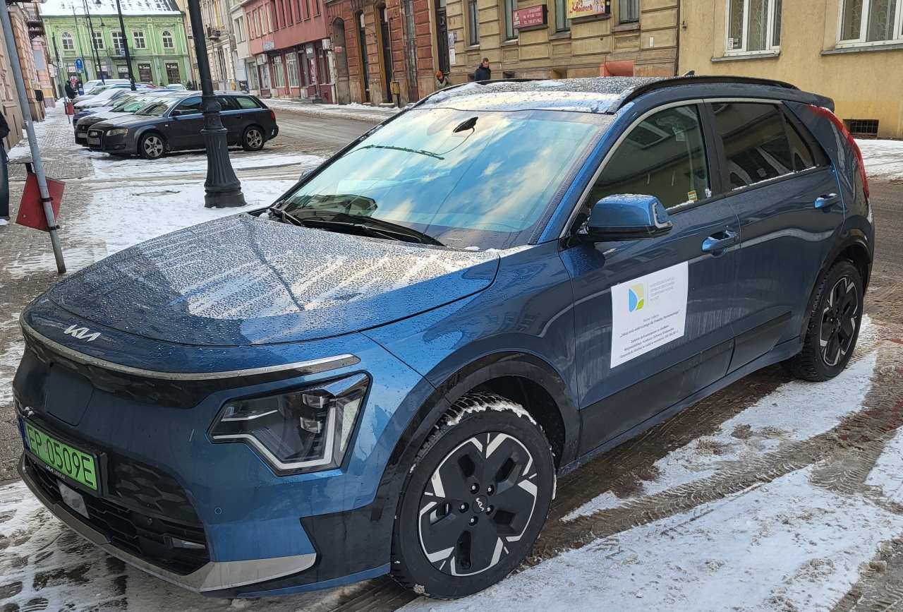 Auto elektryczne stoi na parkingu