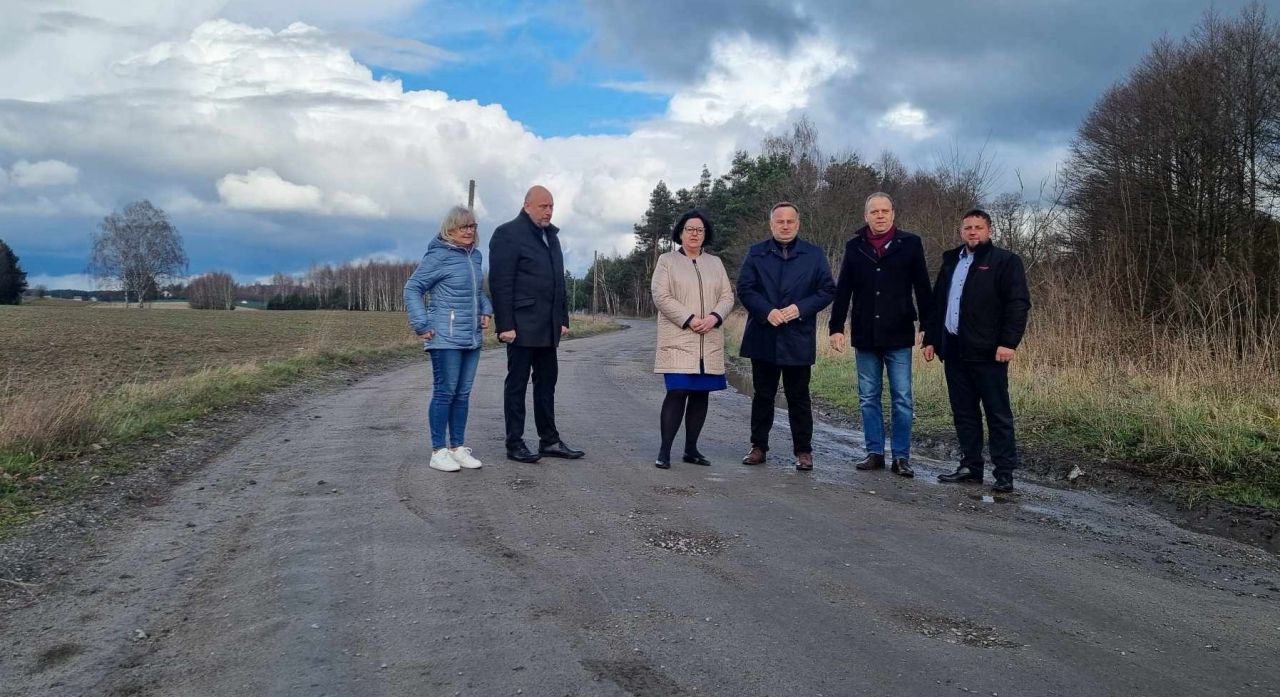 Samorządowcy na drodze powiatowej w Kłudzicach