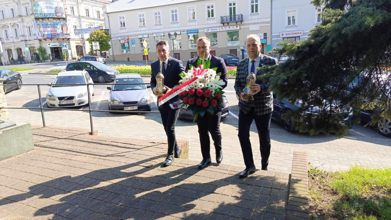 Przedstawiciele powiatu składają hołd pomordowanym w Katyniu