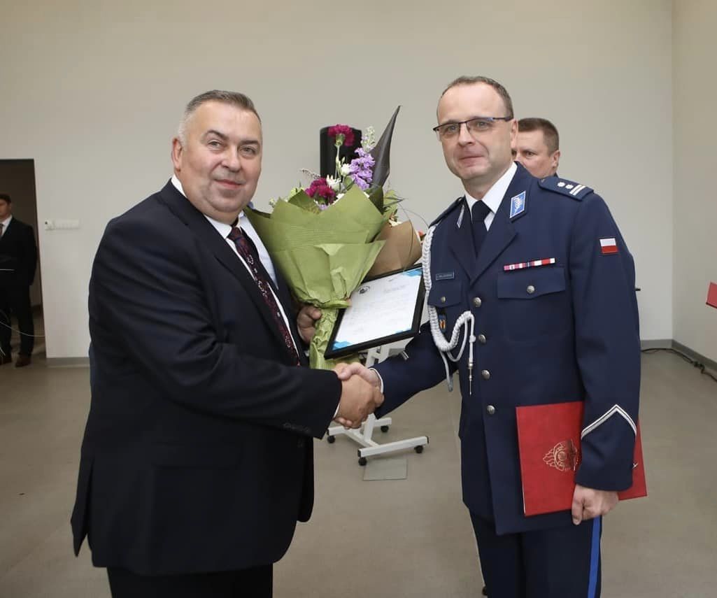 Starosta gratuluje komendantowi policji
