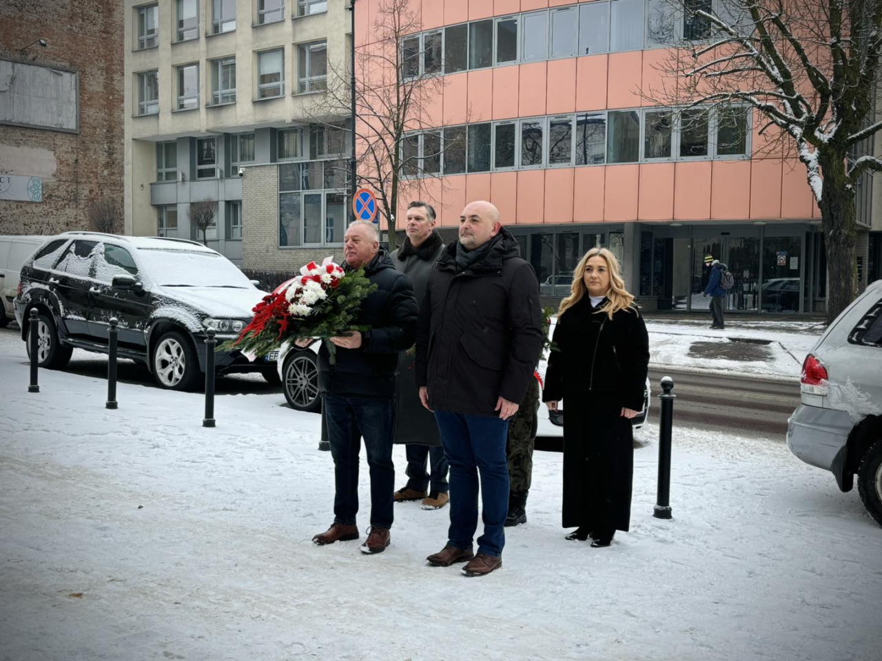Władze powiatu pod pomnikiem