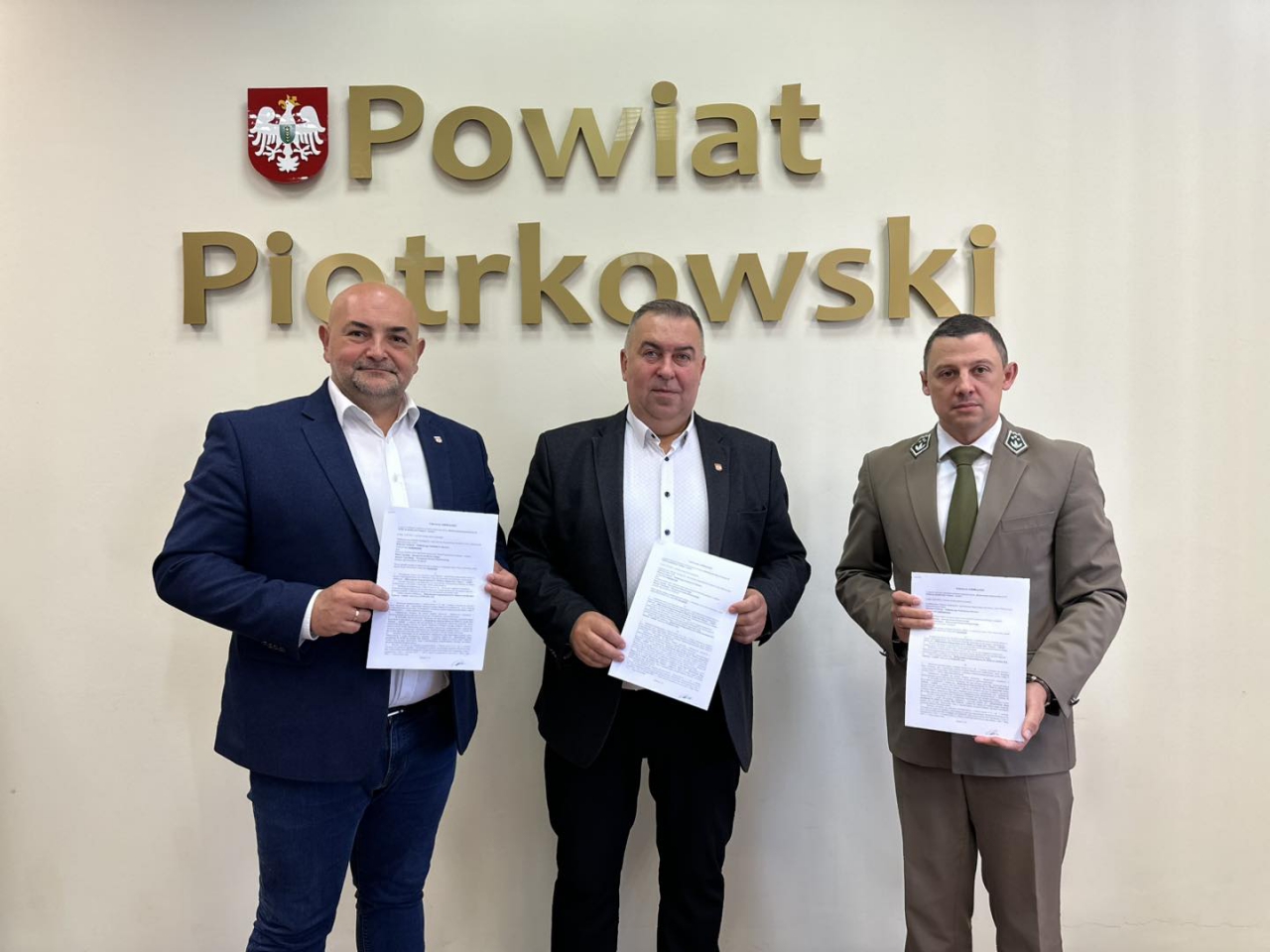 Władze powiatui nadlesnictwa po podpisaniu umowy